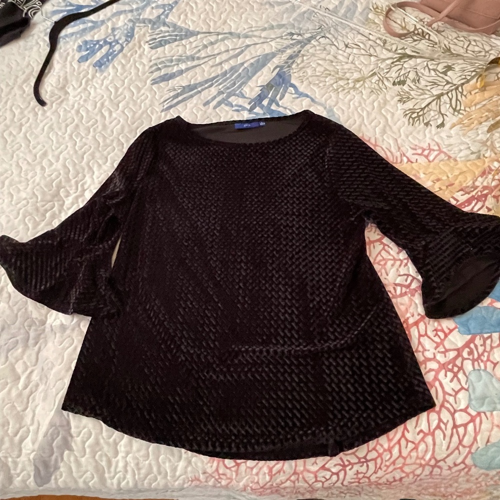 Ladies casual long flared sleeve top. Size L. Black.